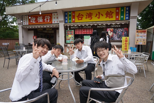 台湾のお店で食事をする生徒たち