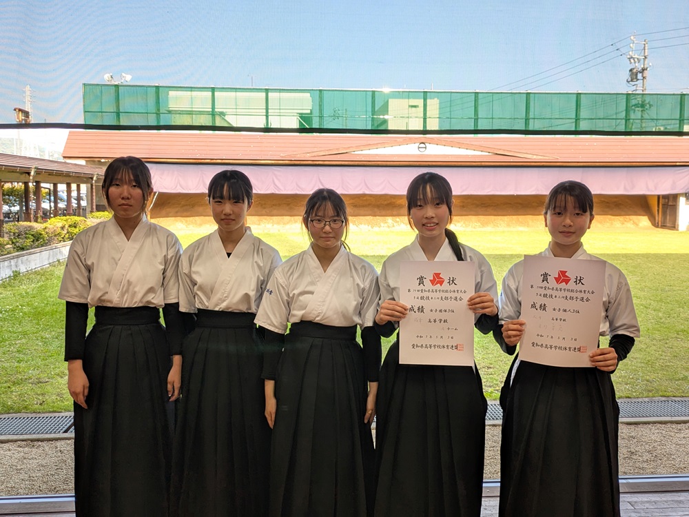 団体女子の集合写真