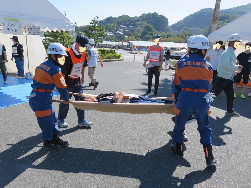 担架で運ばれる生徒